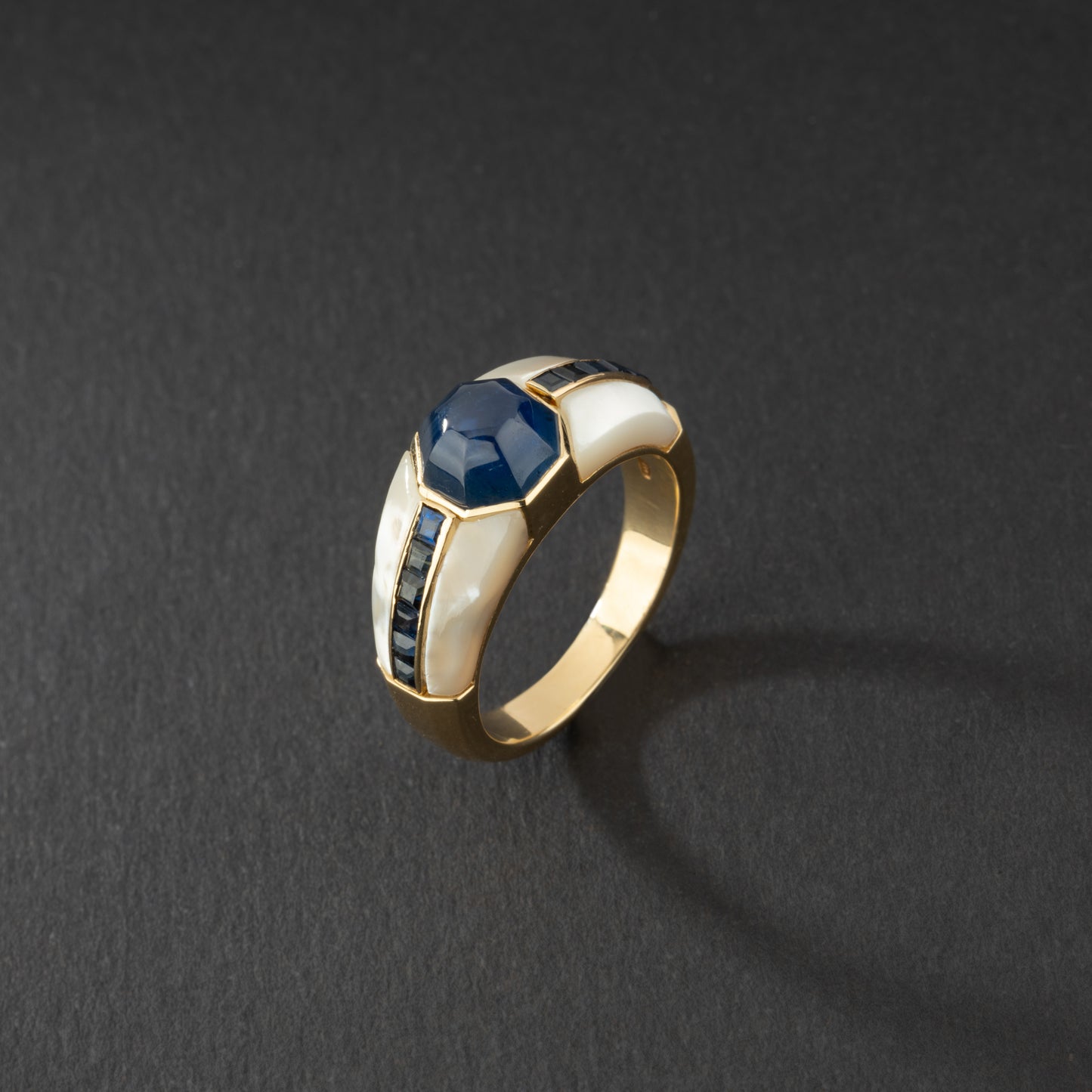 Bague REPOSSI pour femmes en or jaune 18K, saphirs et nacres.