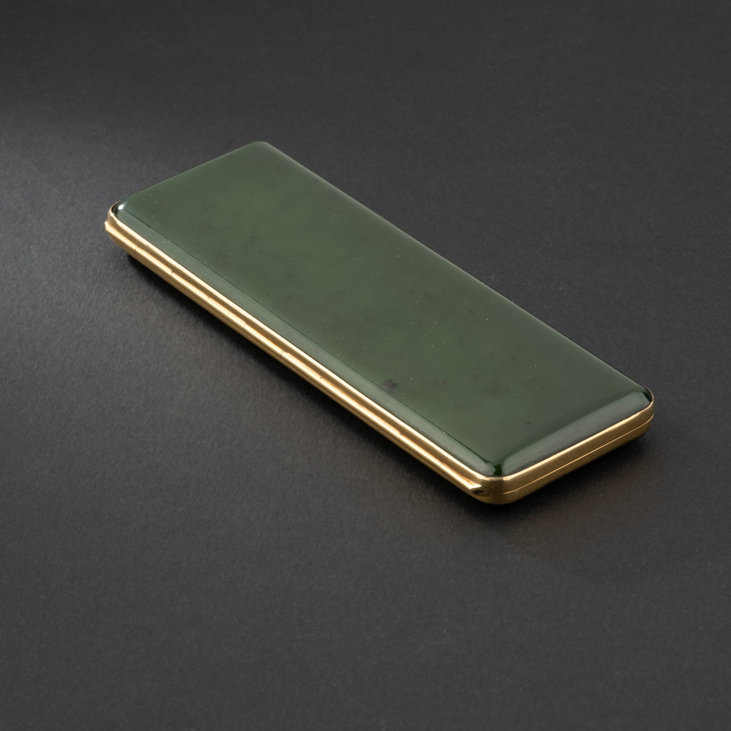 Etui à cigarettes en or jaune et jade néphrite. Frank HYAMS LTD