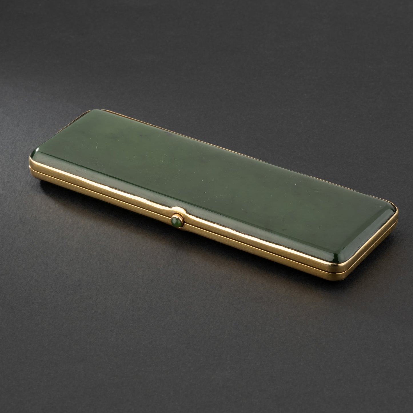Etui à cigarettes en or jaune et jade néphrite. Frank HYAMS LTD