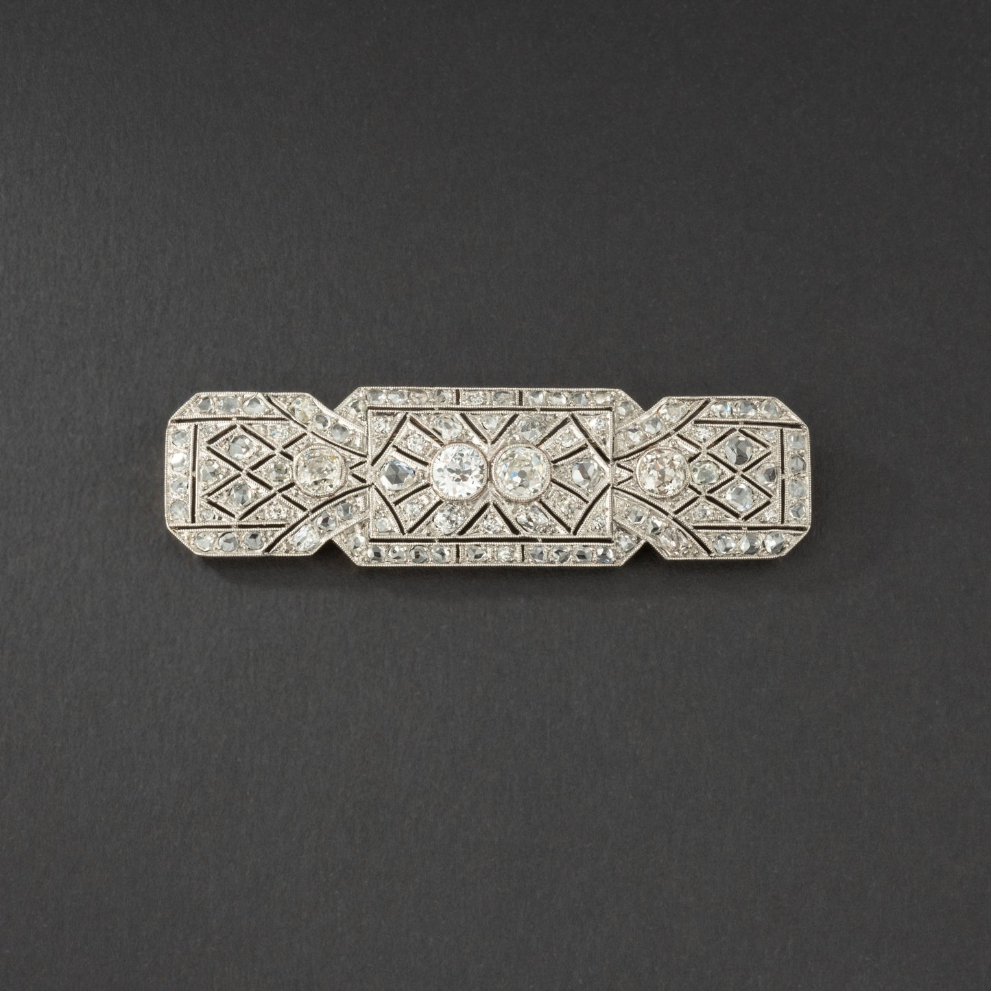 Broche plaque Art-Déco en or et platine sertie de diamants.
