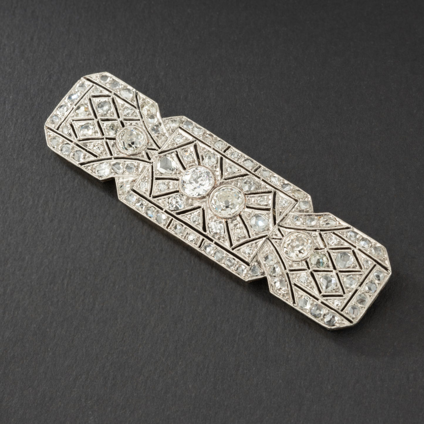 Broche plaque Art-Déco en or et platine sertie de diamants.