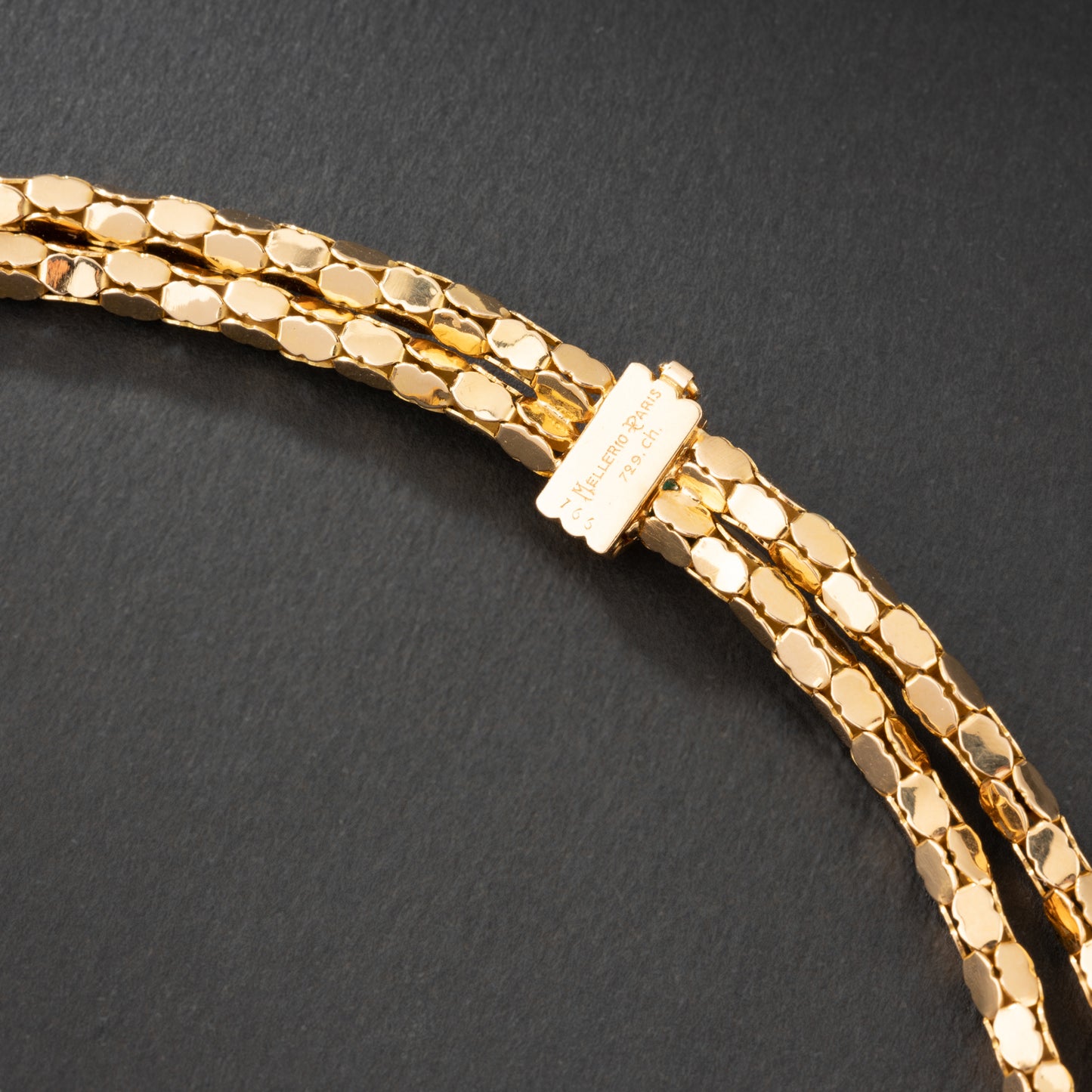 Collier en or jaune 18K à deux rangs, signé MELLERIO.