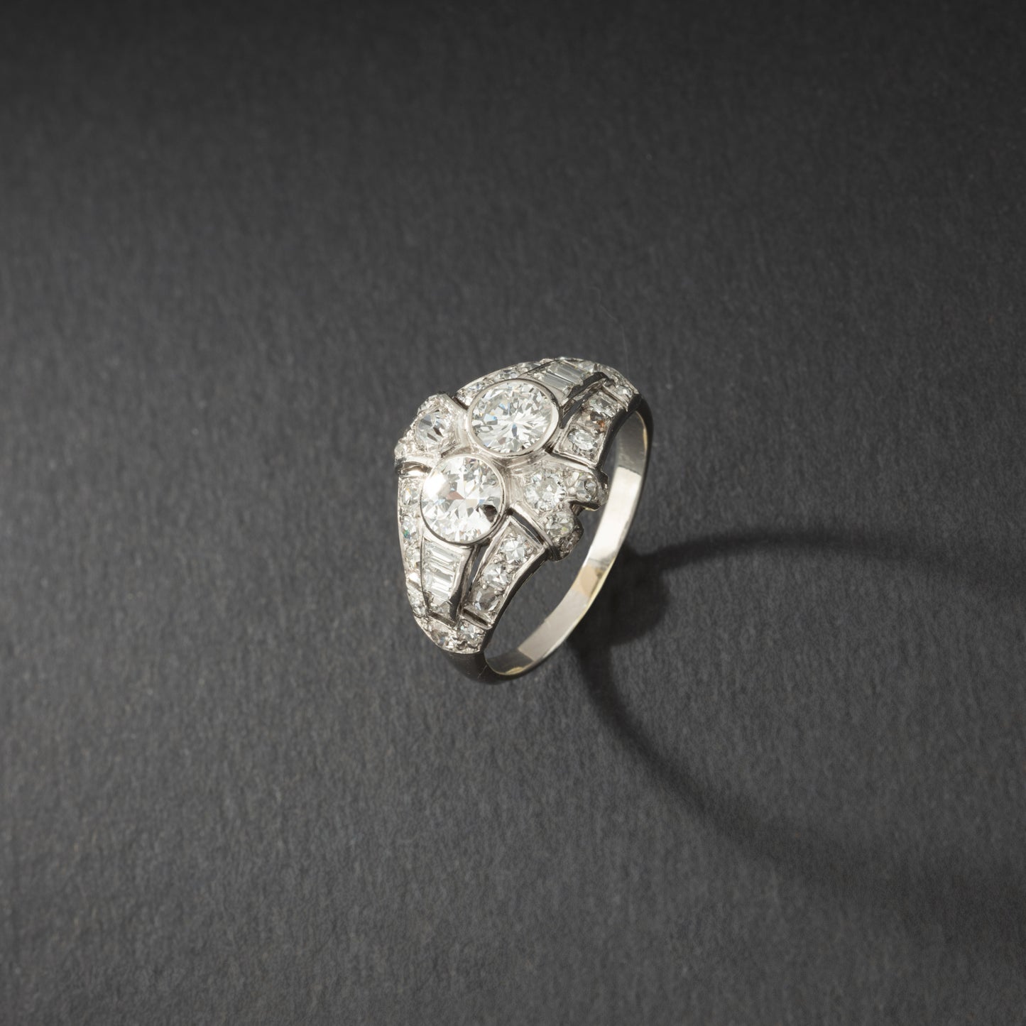 Bague en platine et diamants pour femme. Vers 1910. Belle époque.