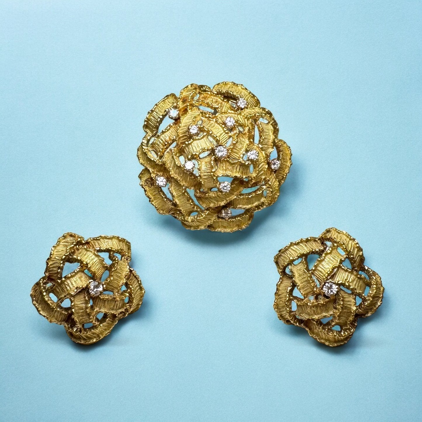 Boucles d’oreille vintage en or jaune texturé sertie de diamants.