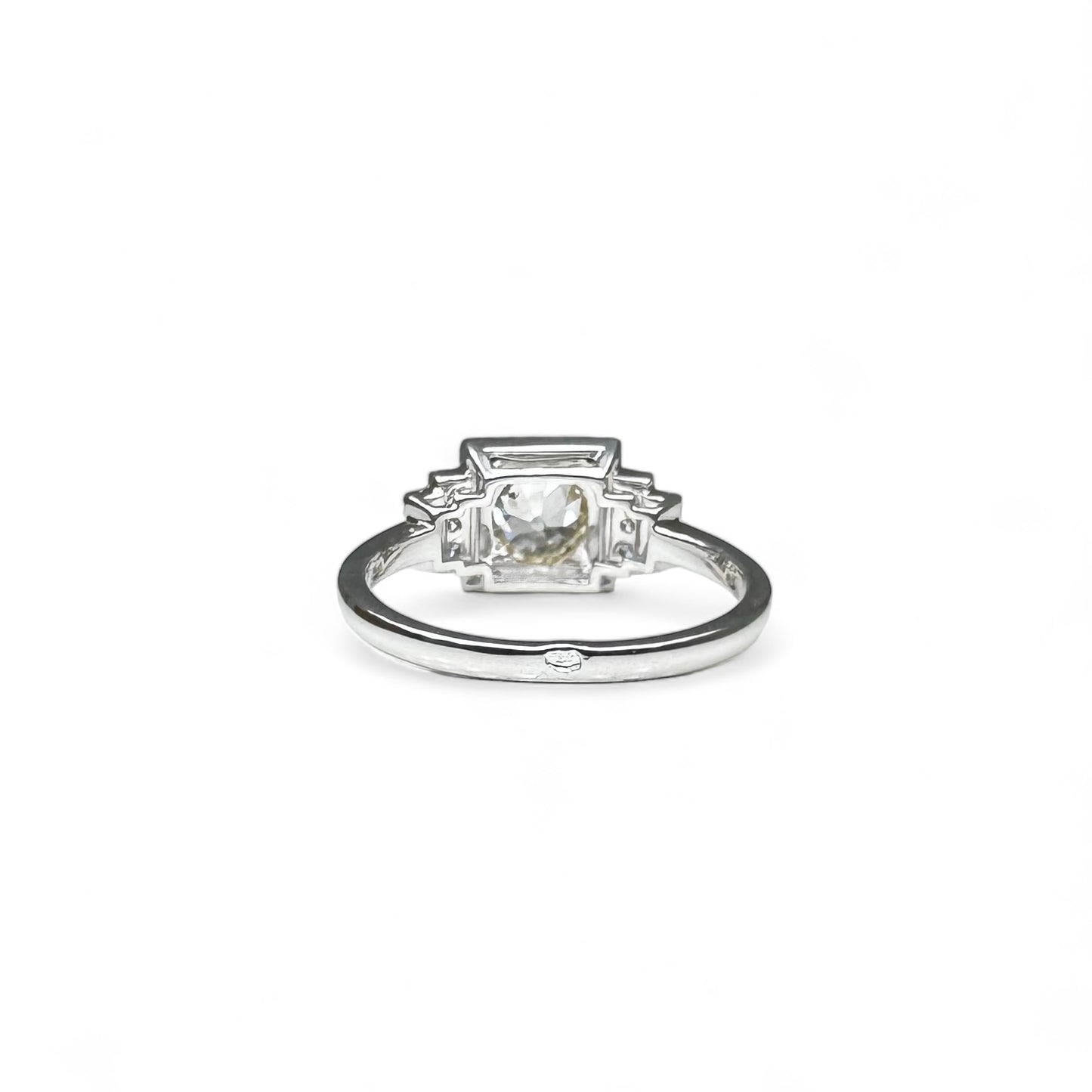 Bague solitaire de style Art-Déco en or gris serti de diamants.