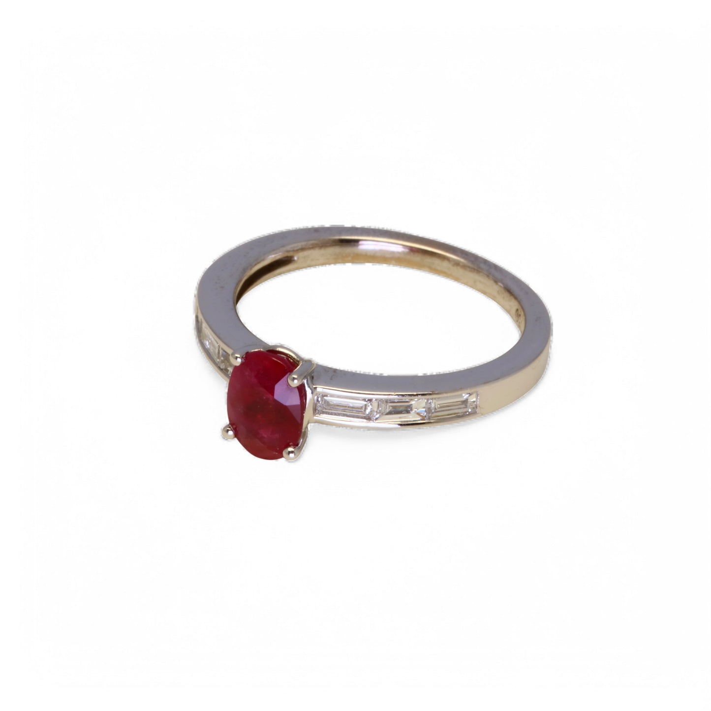 Bague en or blanc rubis et diamants.