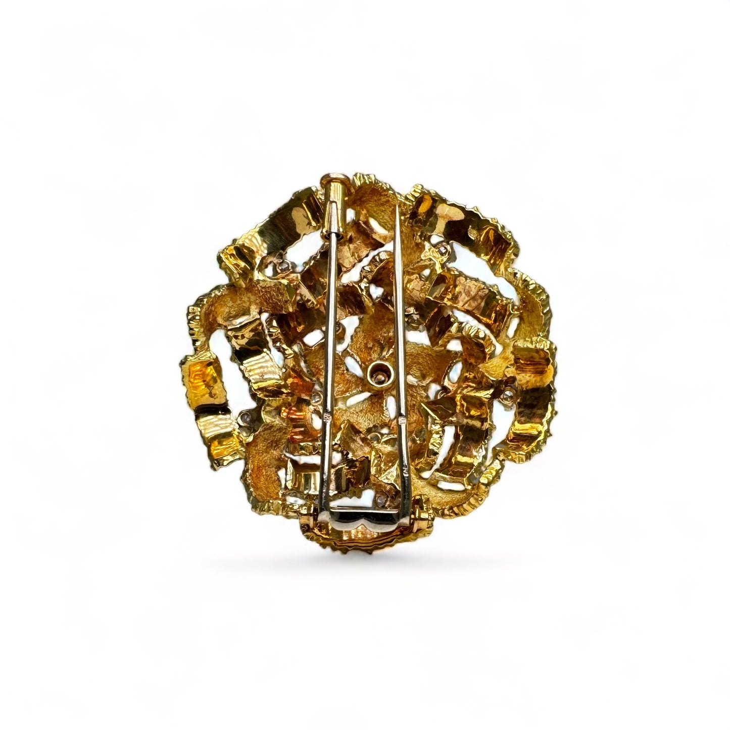 Broche vintage en or jaune texturé sertie de diamants. Vers 1960.