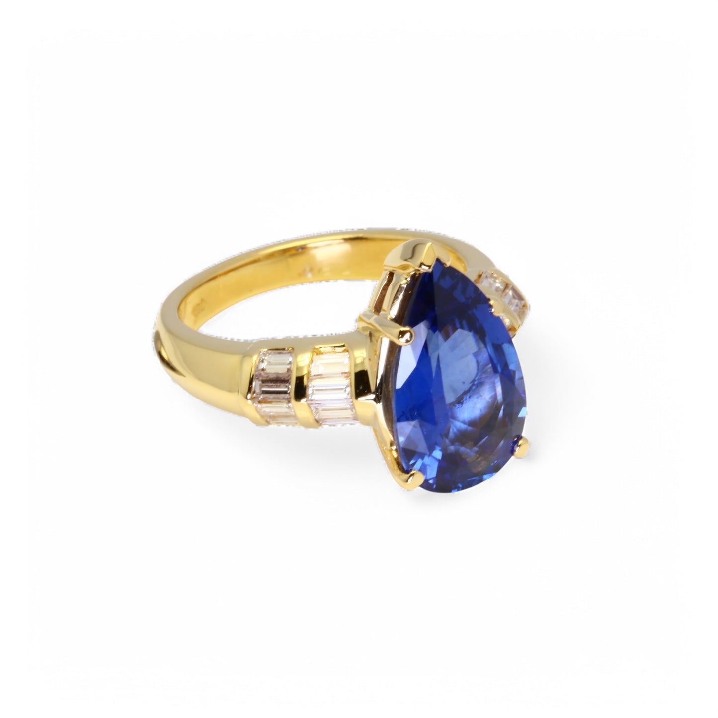 Bague en or jaune ornée d’un saphir bleu Ceylan et de diamants.