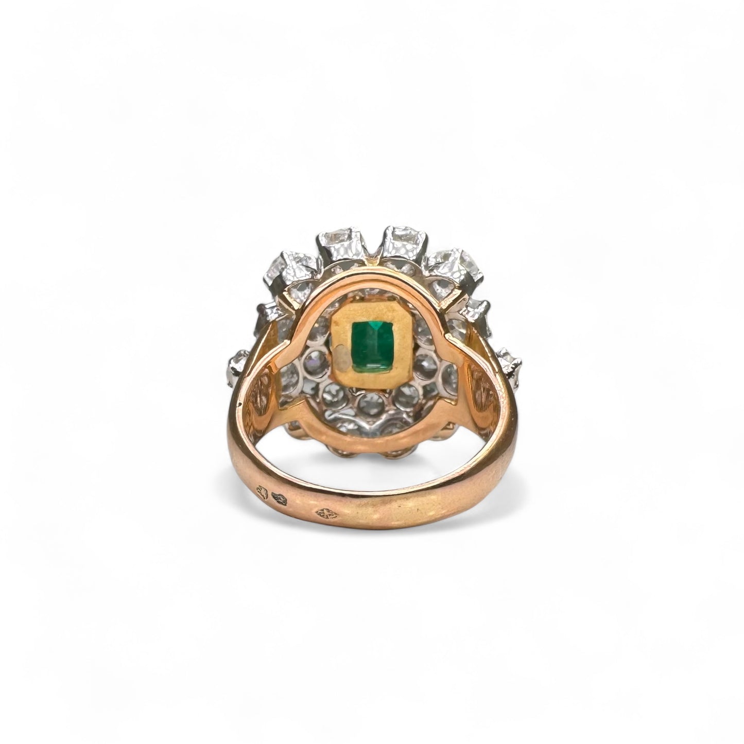 Bague ancienne sertie d’une émeraude colombienne de 1.26 carat et de diamants.