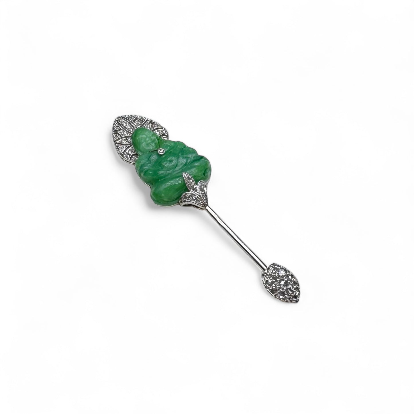 LACLOCHE FRÈRES - Épingle à jabot en platine sertie de diamants et pâte de verre.