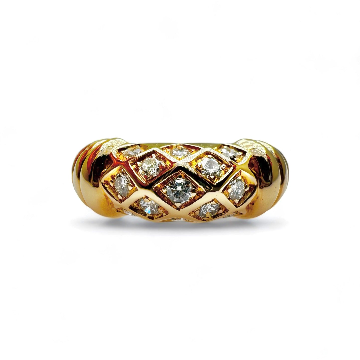 CARTIER Bague jonc résille orné de diamants.