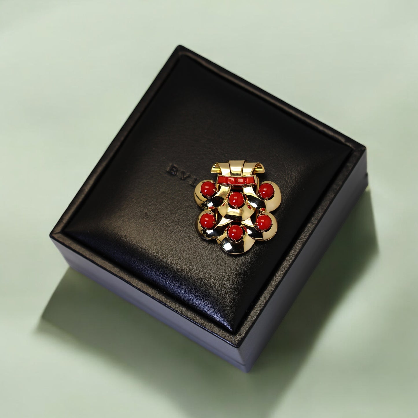 BULGARI Clips de revers en or jaune et corail