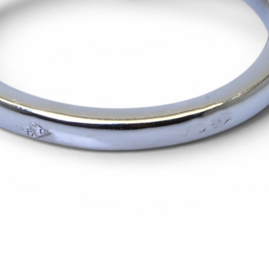 Bague solitaire ornée d’un diamant taille navette et de diamants baguettes.