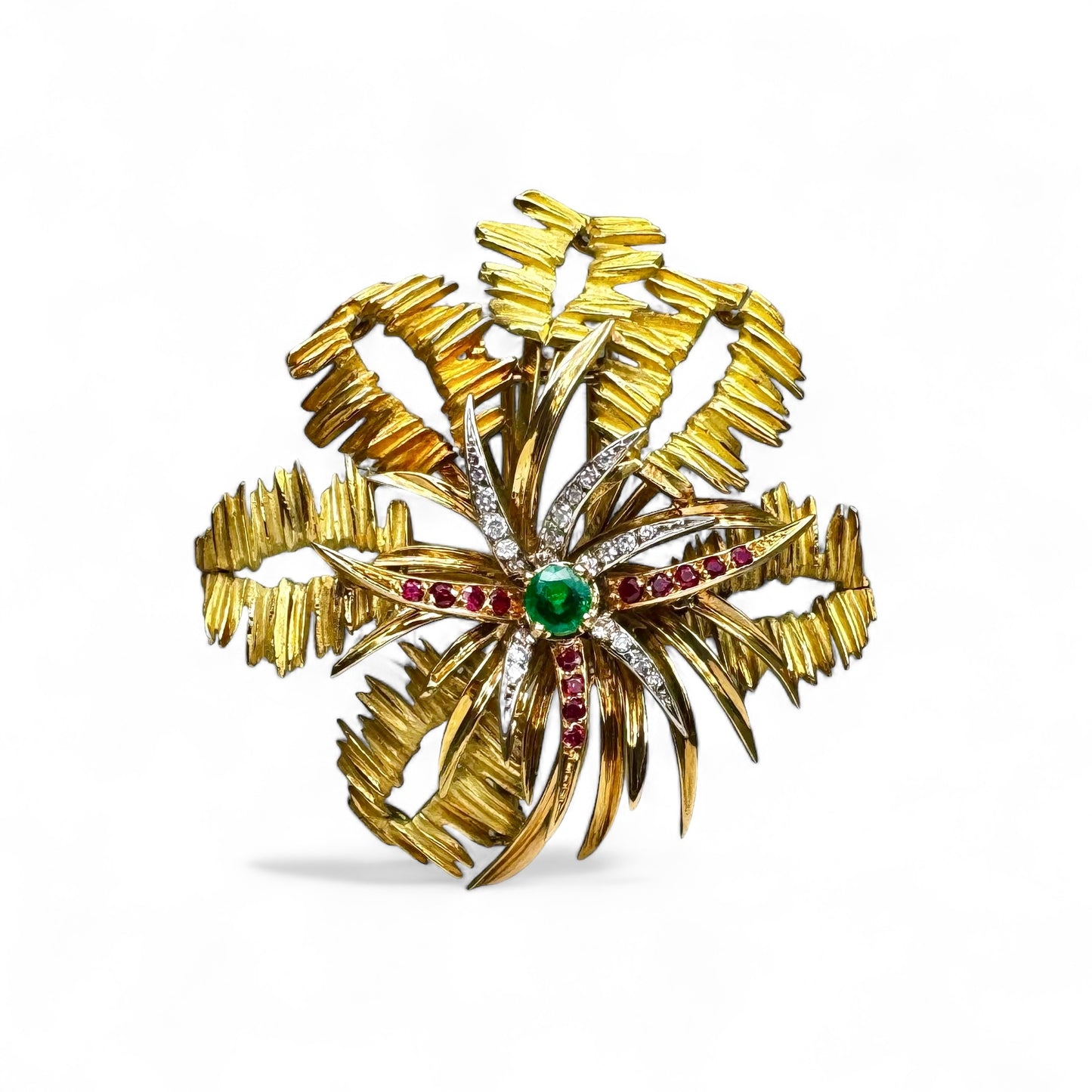MELLERIO Broche en or jaune, le centre orné d’émeraude, de rubis et de diamants.