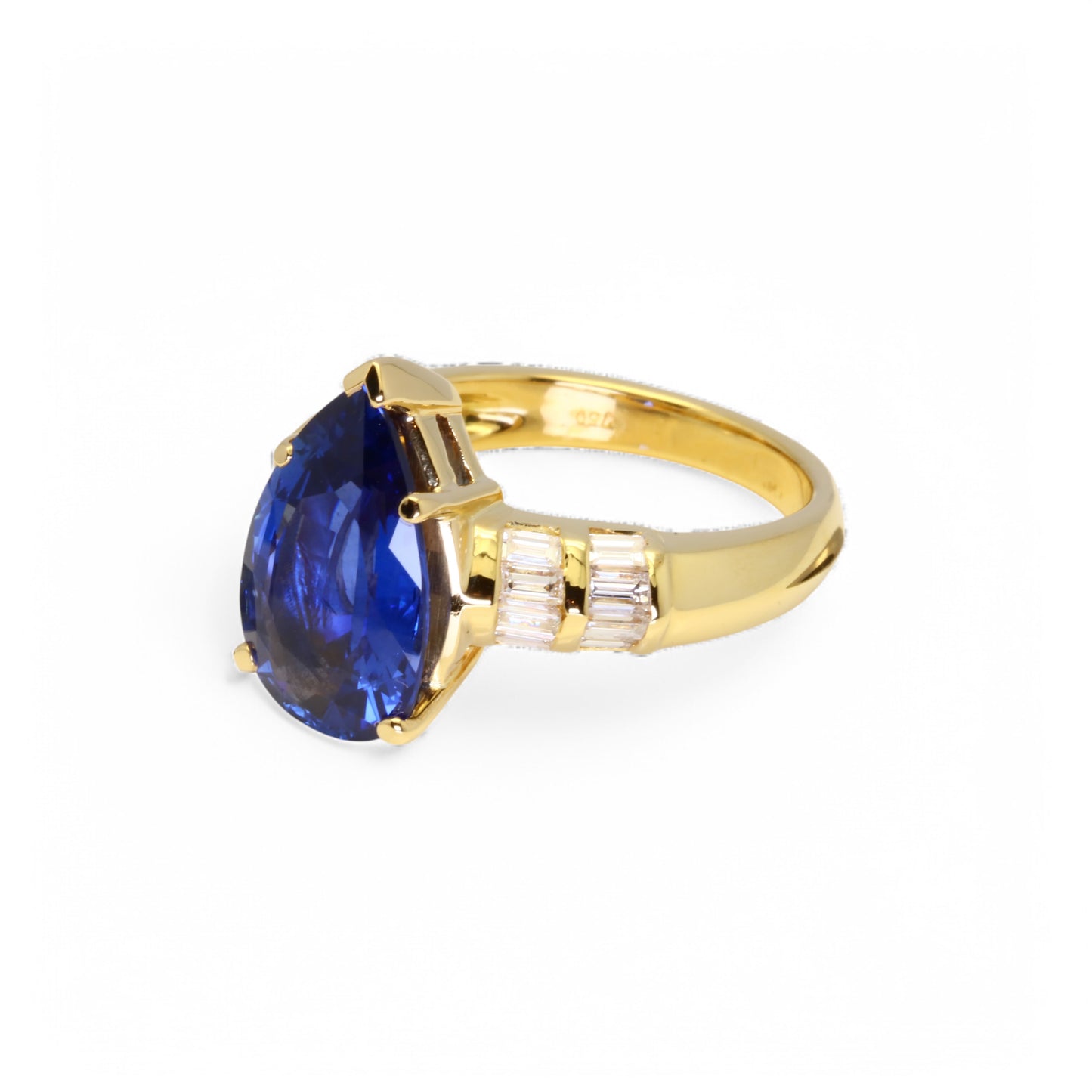 Bague en or jaune ornée d’un saphir bleu Ceylan et de diamants.