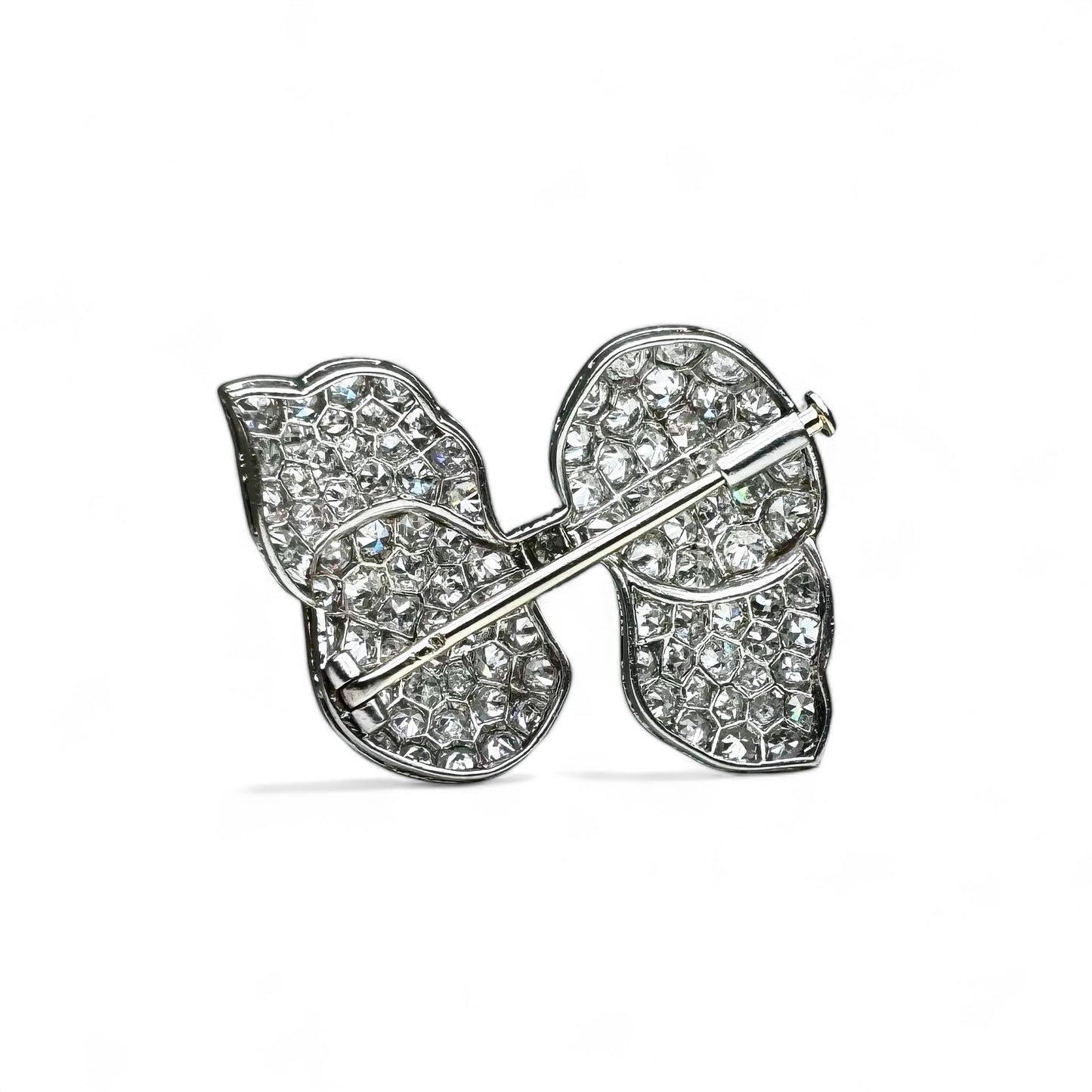 LACLOCHE FRÈRES Broche noeud en platine pavée de diamants.