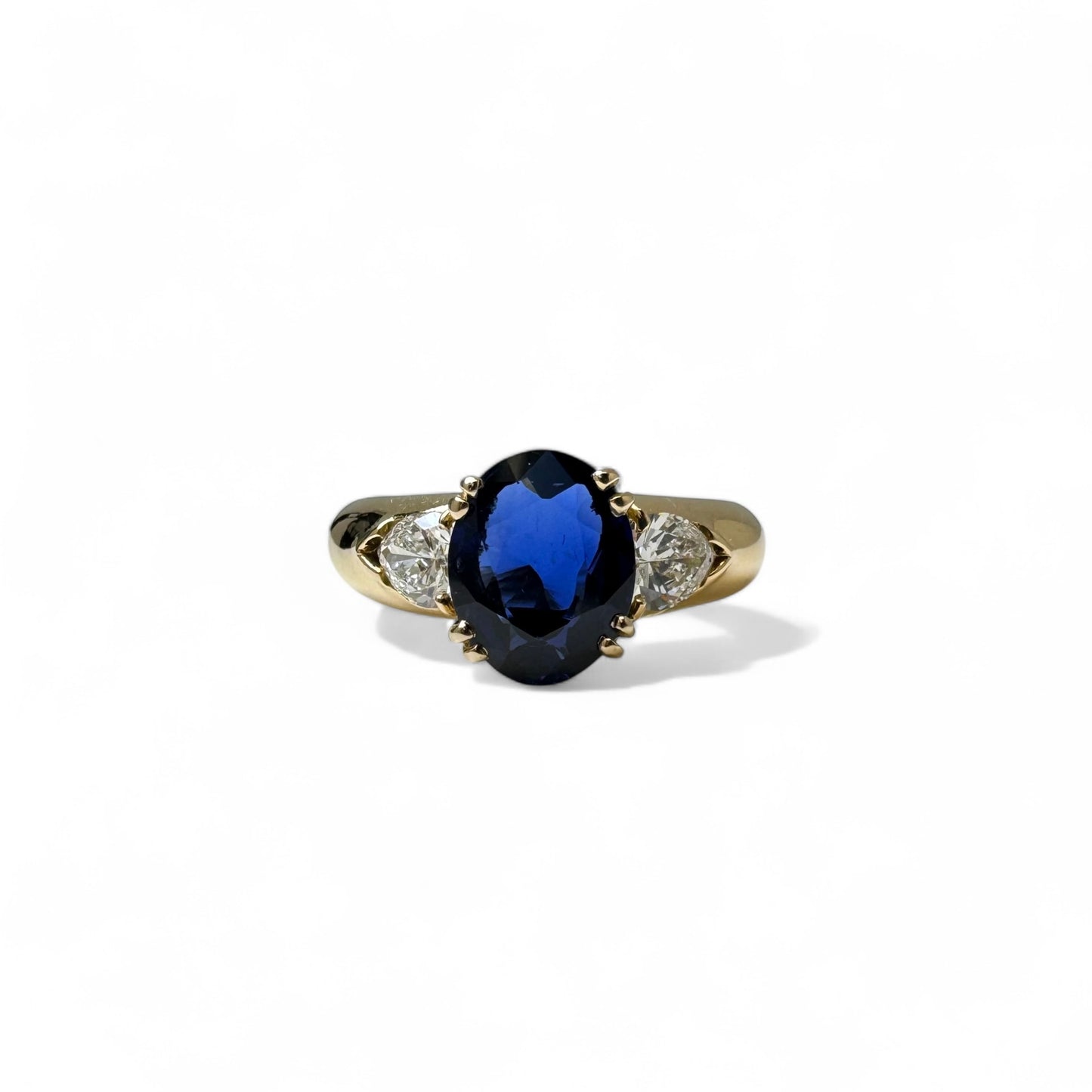 Bague en or jaune, saphir, diamants.