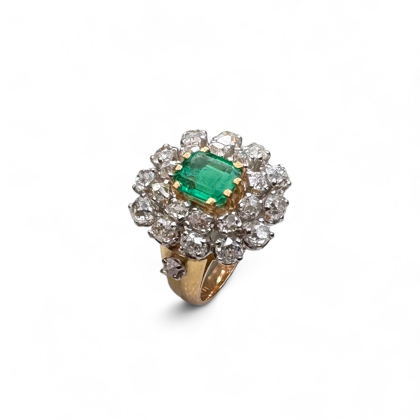Bague ancienne sertie d’une émeraude colombienne de 1.26 carat et de diamants.