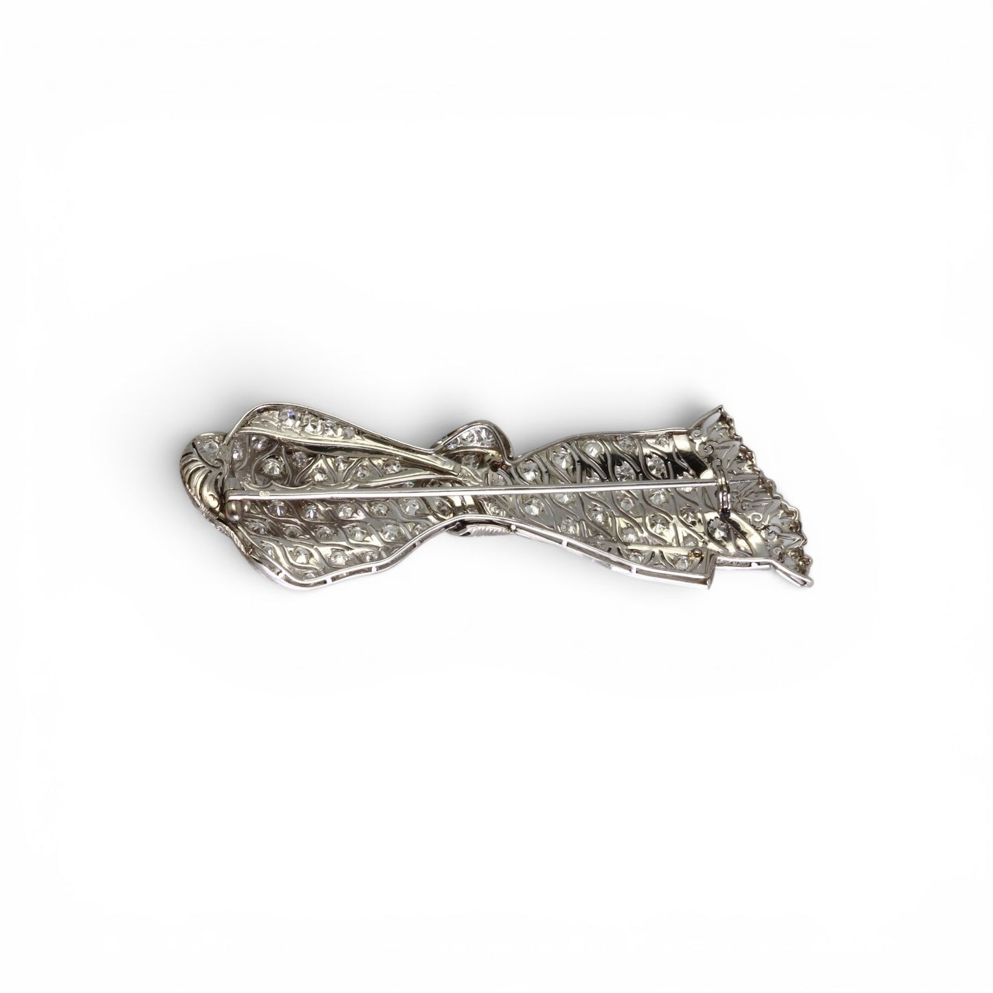 Broche noeud en platine pavée de diamants.