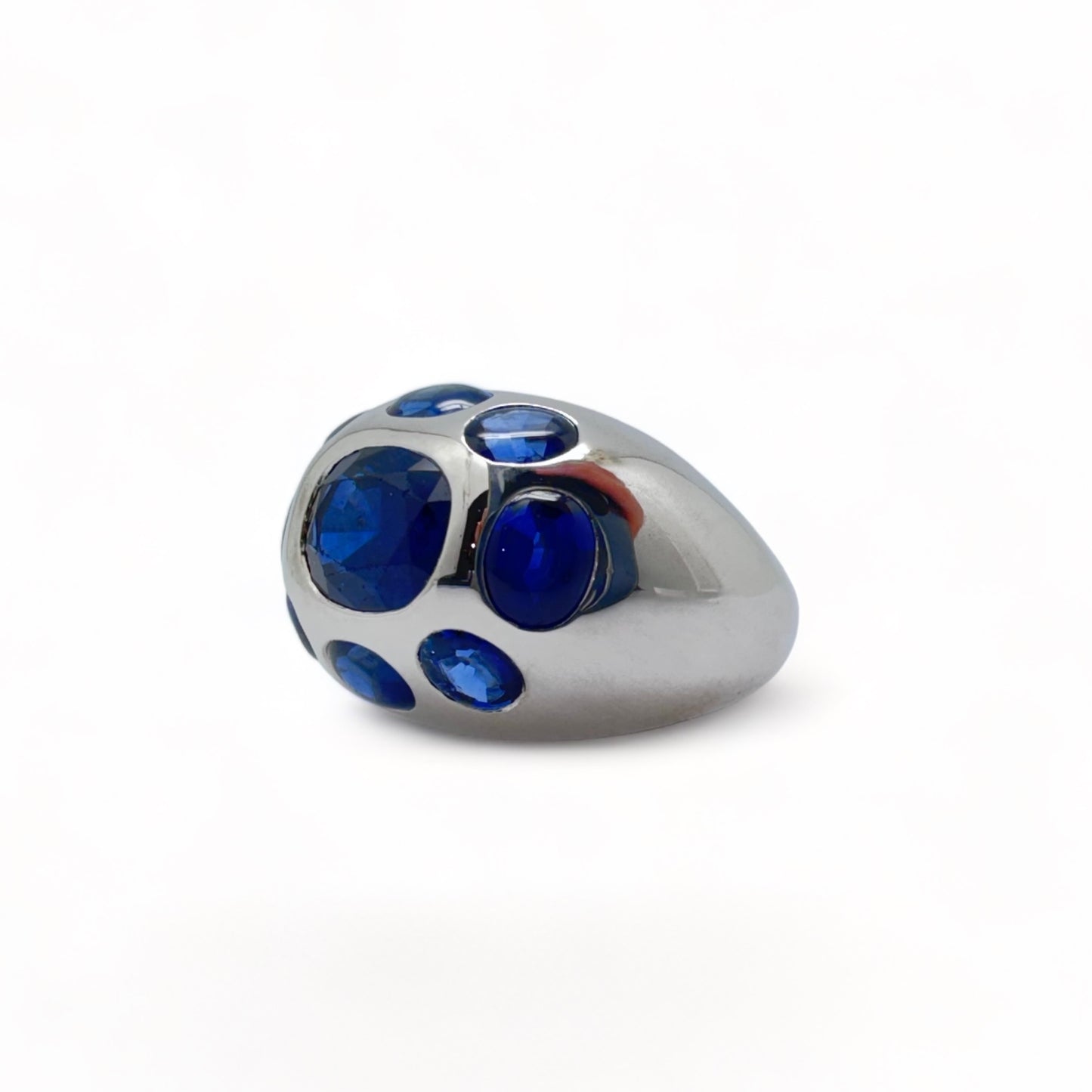 Bague cocktail en or blanc et saphirs