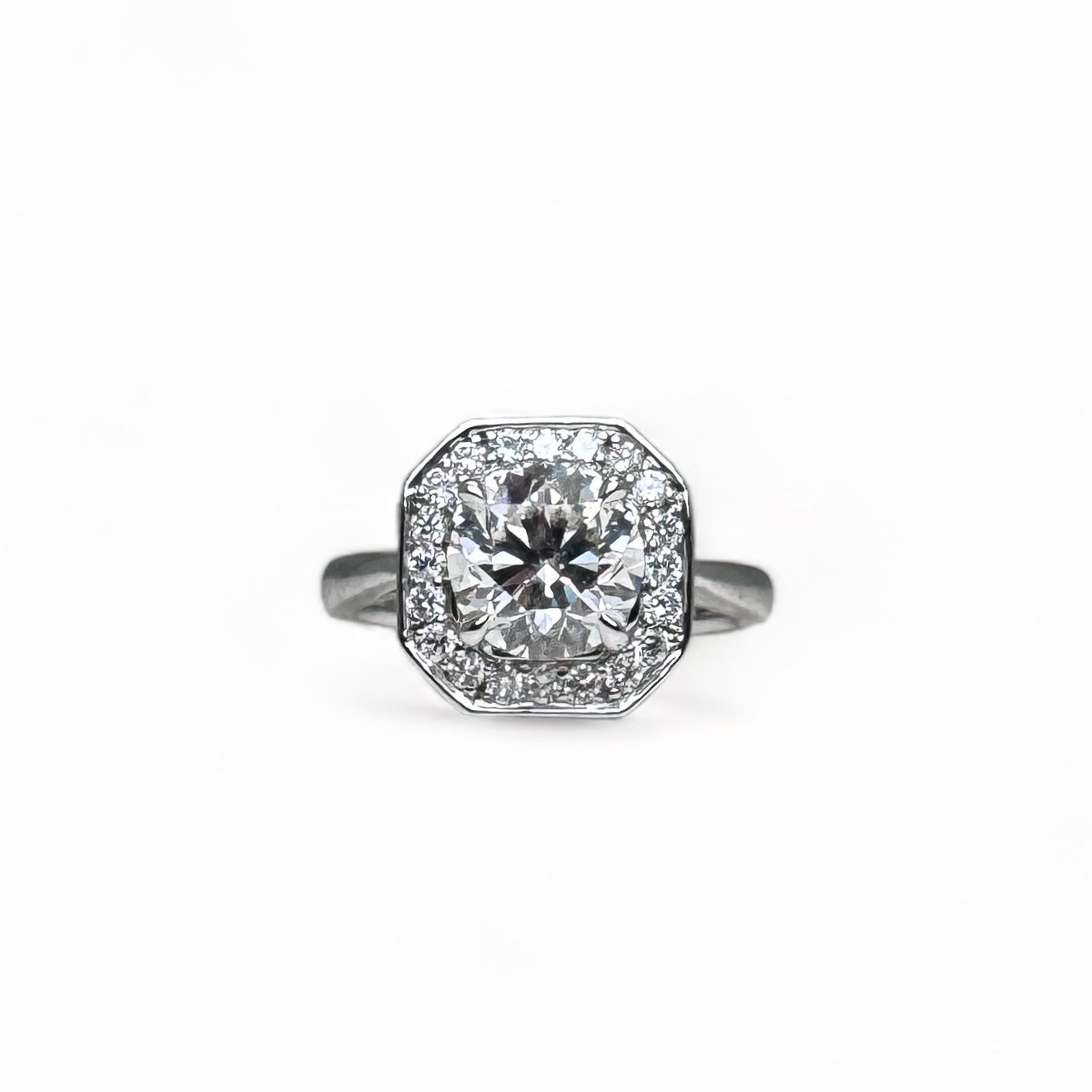 Bague solitaire en or blanc centré d’un diamant de 1,71 carat.