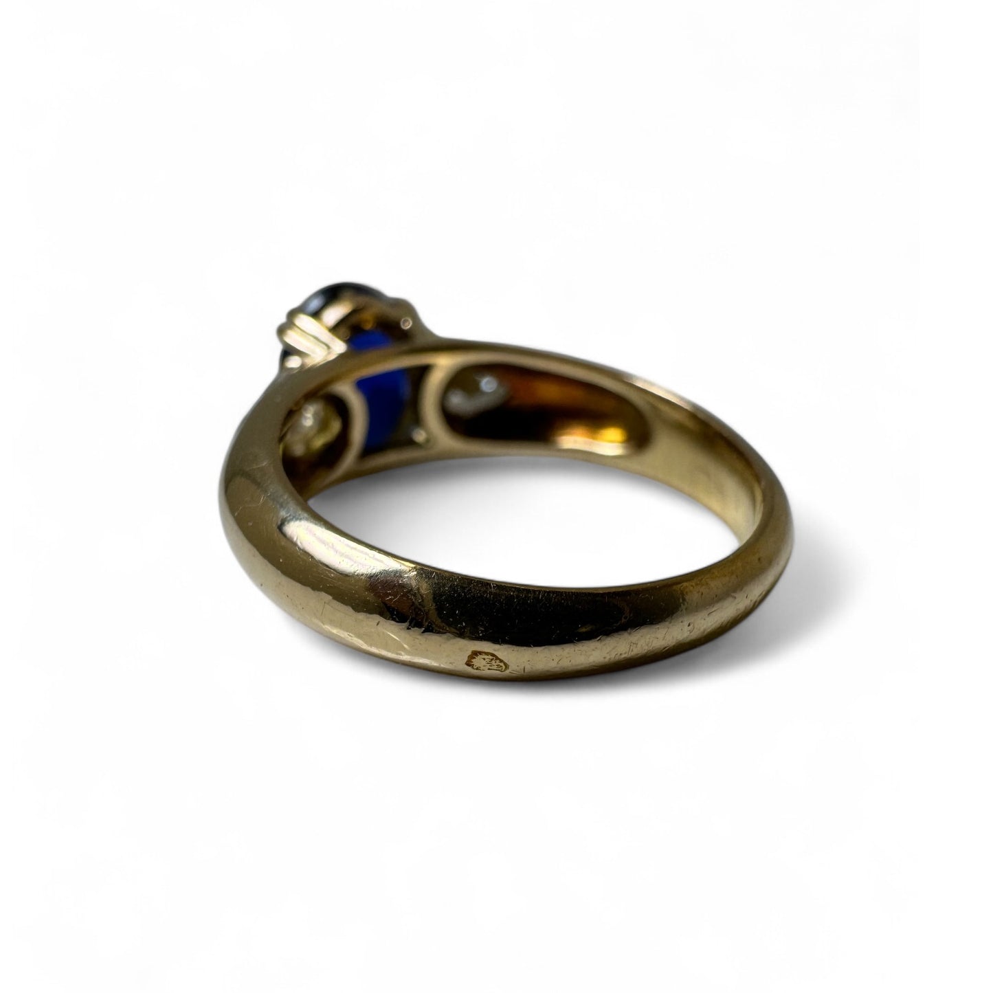 Bague en or jaune, saphir, diamants.