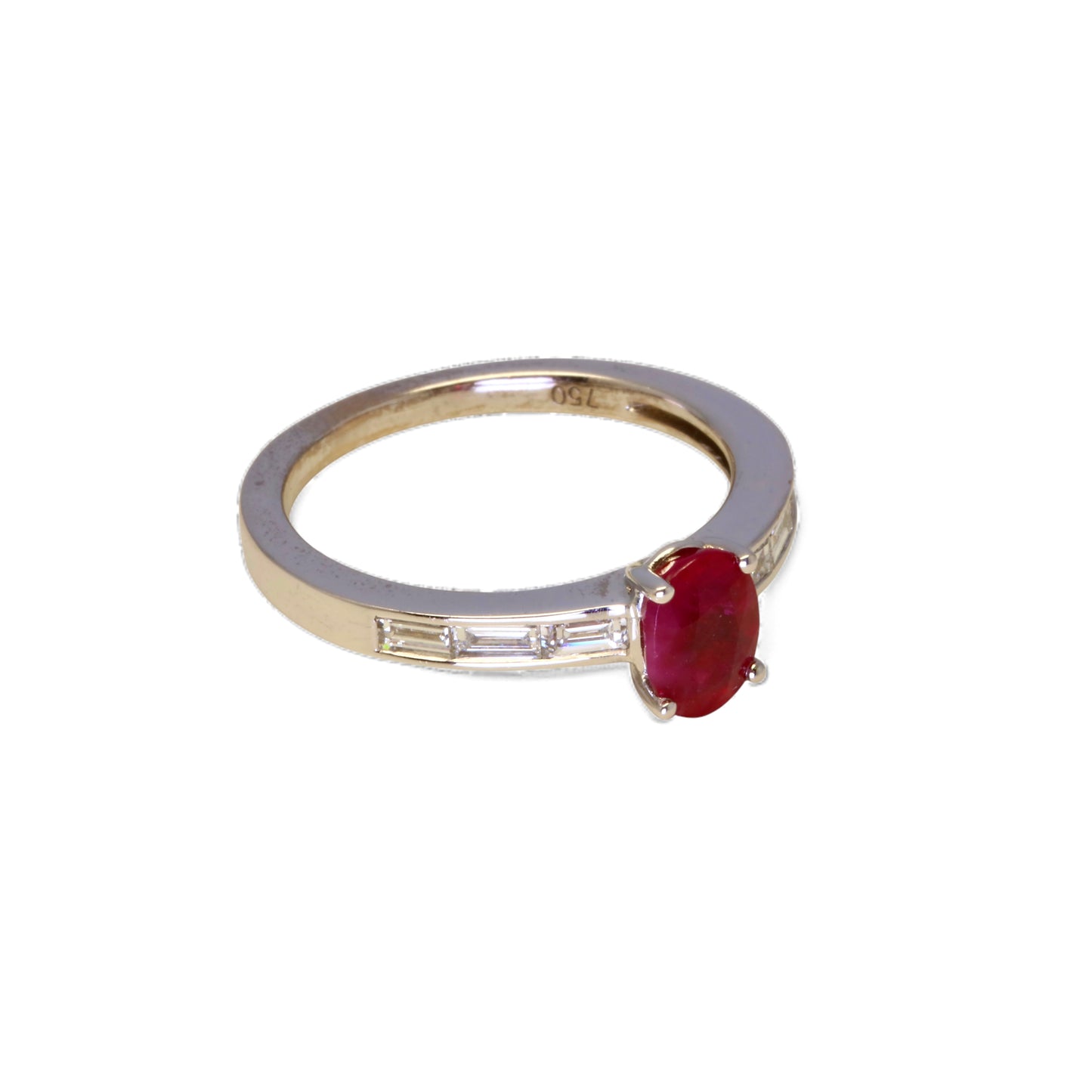 Bague en or blanc rubis et diamants.