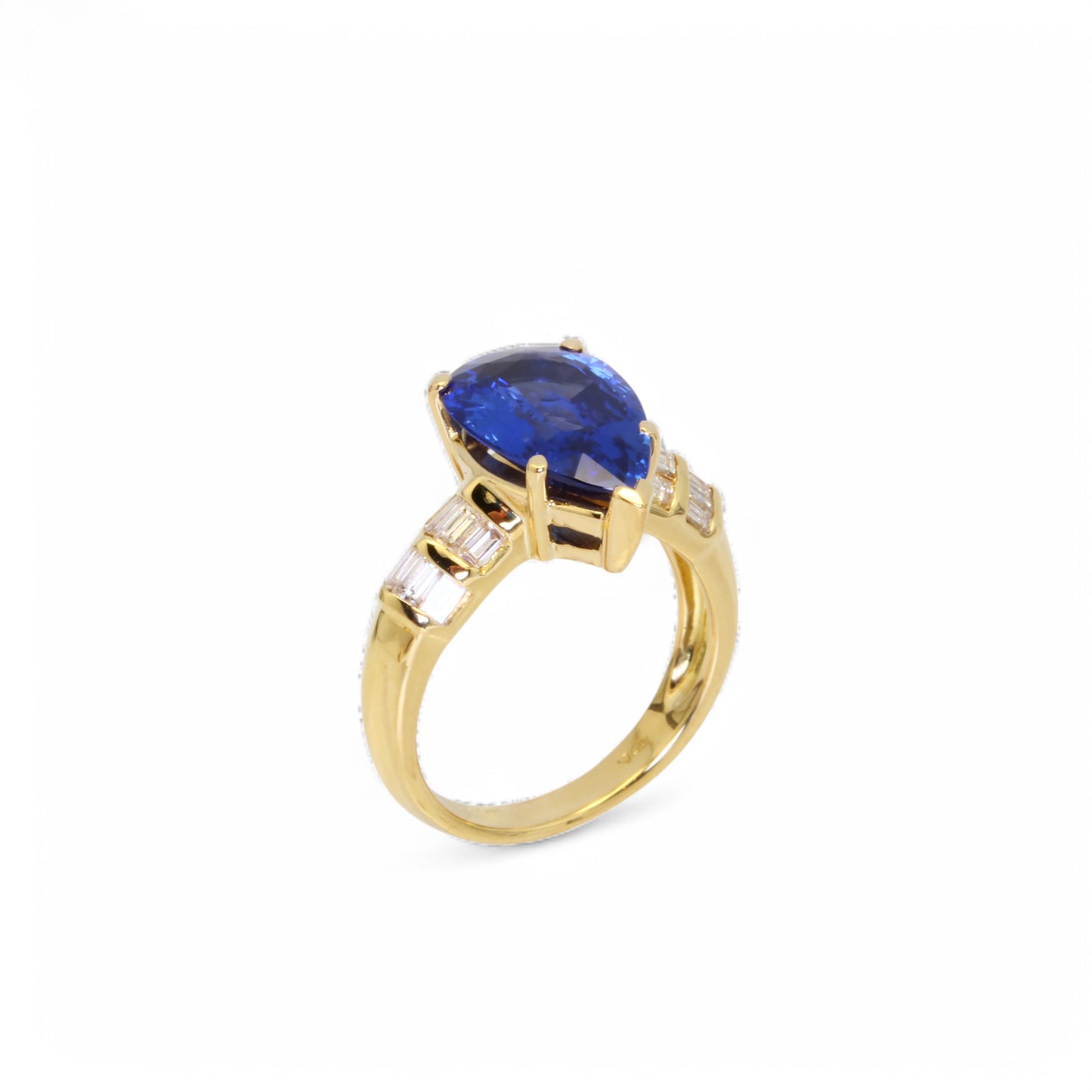 Bague en or jaune ornée d’un saphir bleu Ceylan et de diamants.