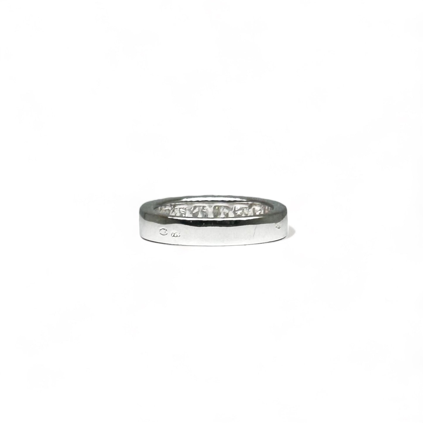 Demie alliance en or blanc sertie de diamants