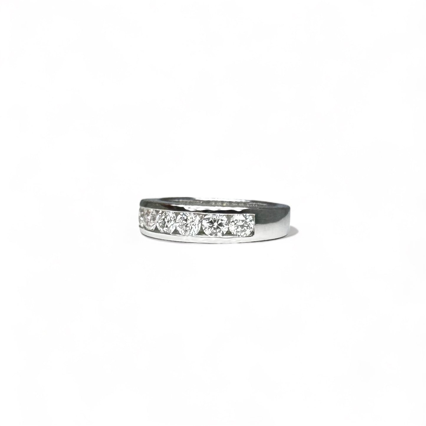 Demie alliance en or blanc sertie de diamants
