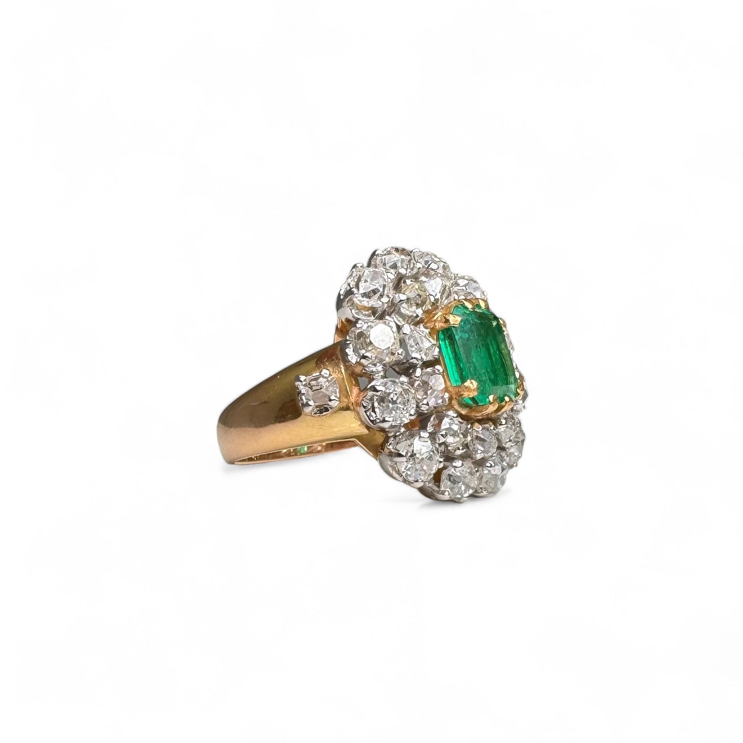 Bague ancienne sertie d’une émeraude colombienne de 1.26 carat et de diamants.