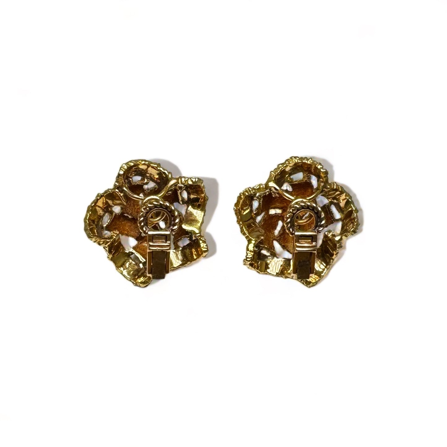 Boucles d’oreille vintage en or jaune texturé sertie de diamants.