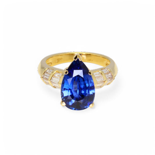 Bague en or jaune ornée d’un saphir bleu Ceylan et de diamants.