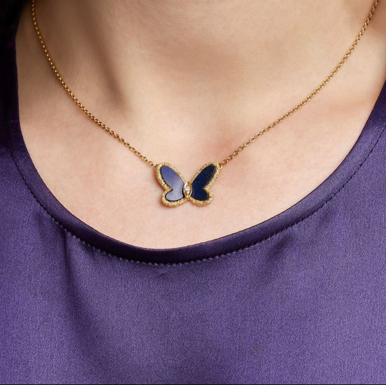 VAN CLEEF & ARPELS Pendentif papillon en lapis-lazuli.