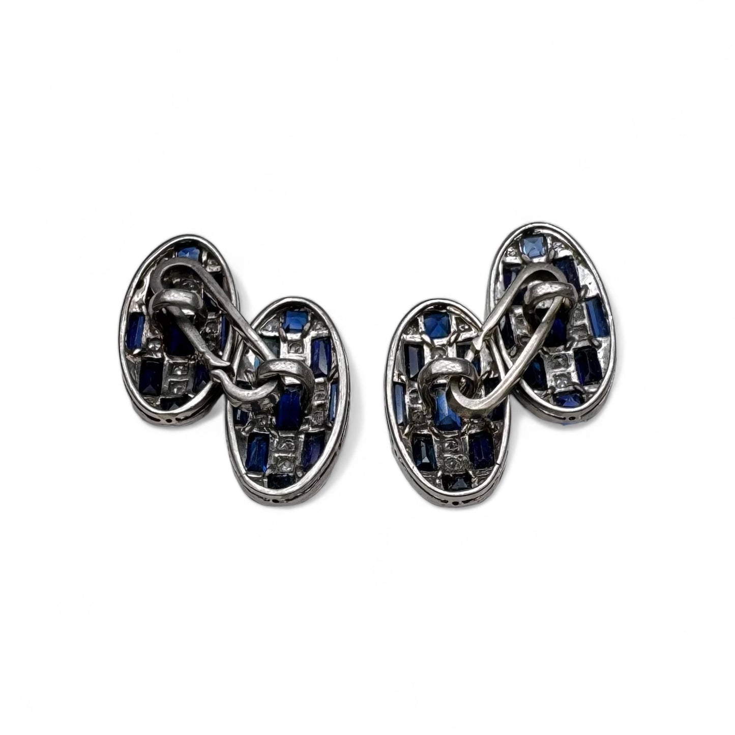 Boutons de manchette Art-Déco en or blanc sertie de diamants 8x8 et saphirs calibré.