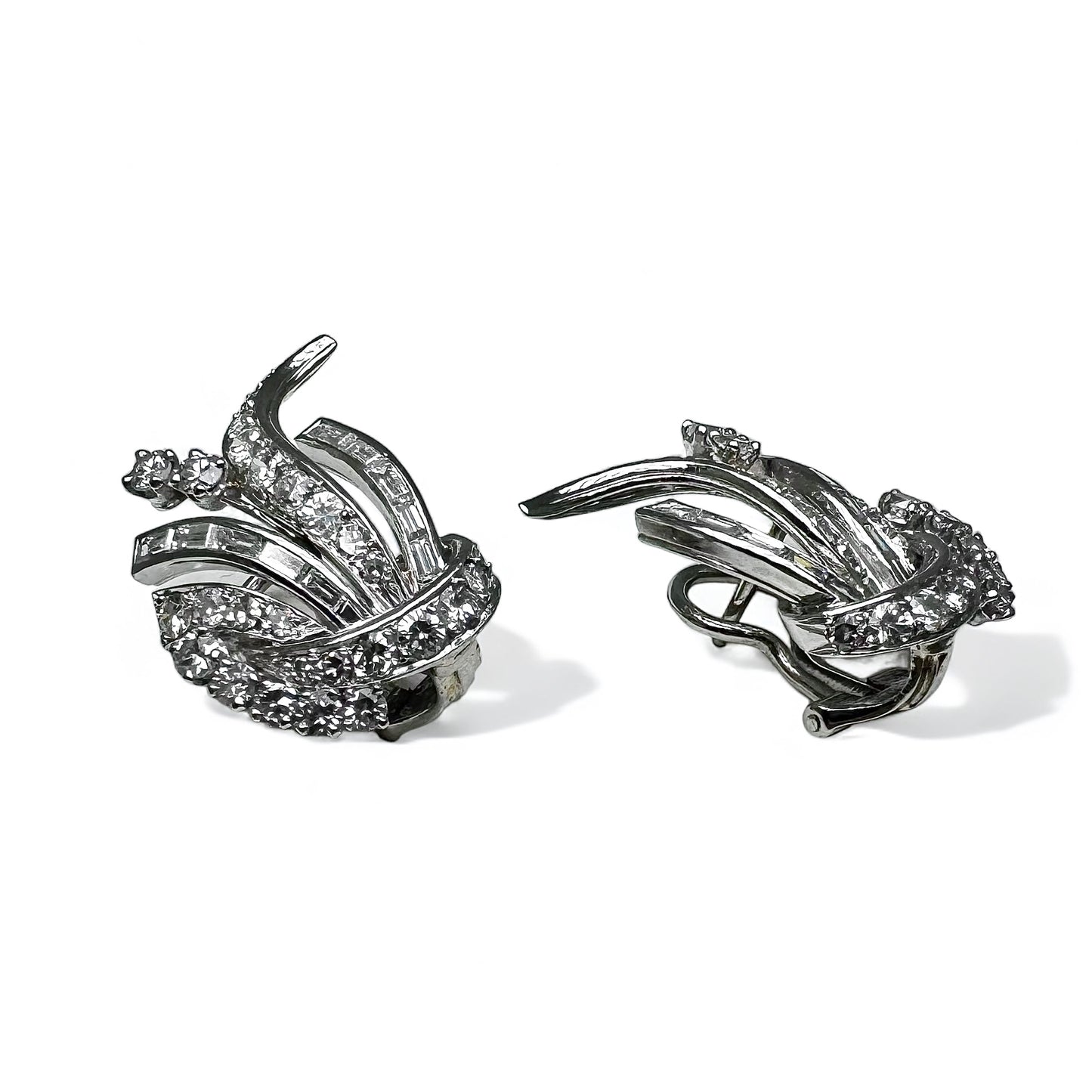 Boucles d’oreilles en or et platine sertie de diamants.