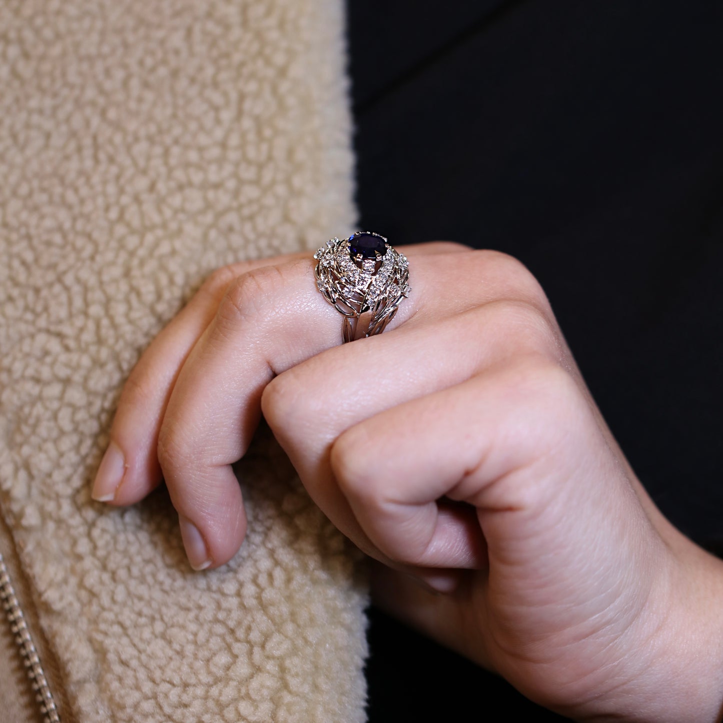 Bague dôme ornée d’un saphir bleu naturel et de diamants.