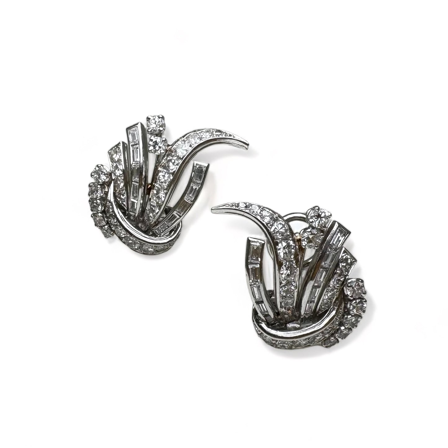 Boucles d’oreilles en or et platine sertie de diamants.