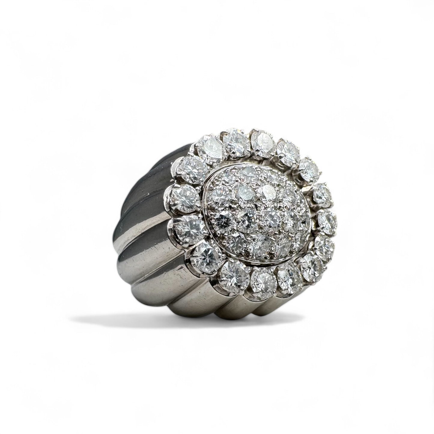 Bague Tartelette en platine pavée de diamants.