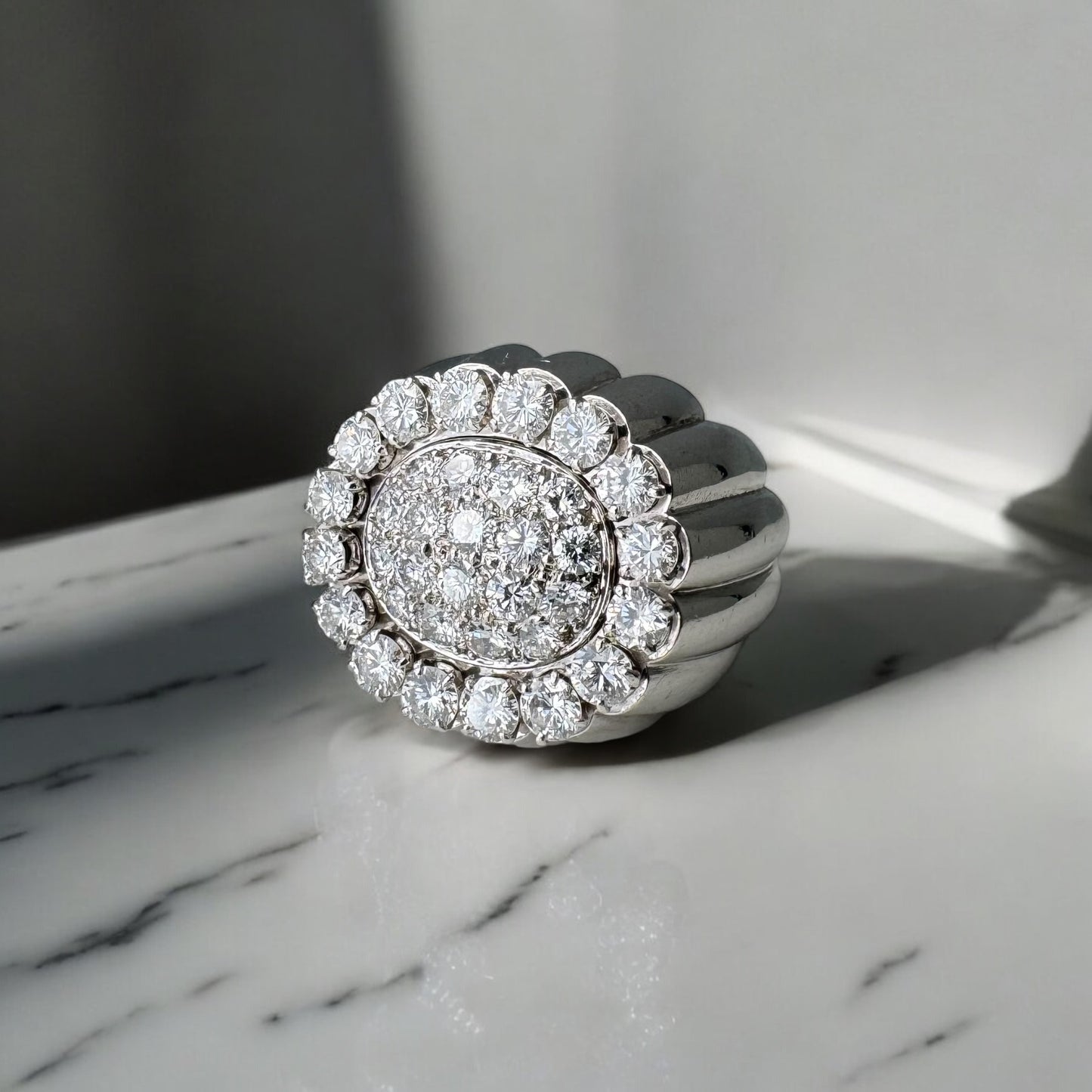 Bague Tartelette en platine pavée de diamants.
