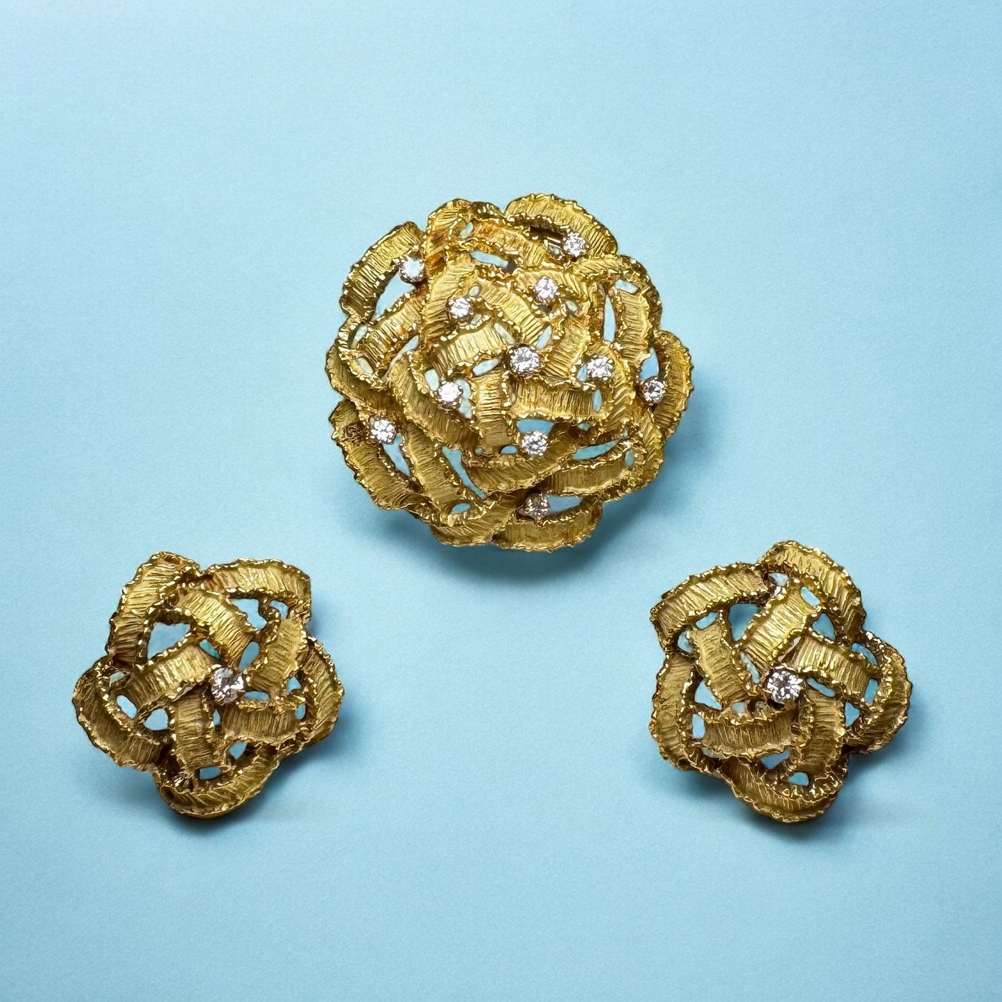 Broche vintage en or jaune texturé sertie de diamants. Vers 1960.