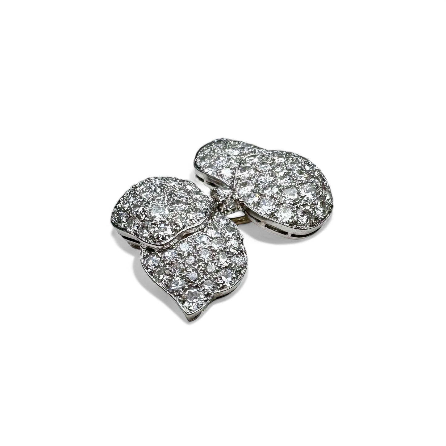 LACLOCHE FRÈRES Broche noeud en platine pavée de diamants.