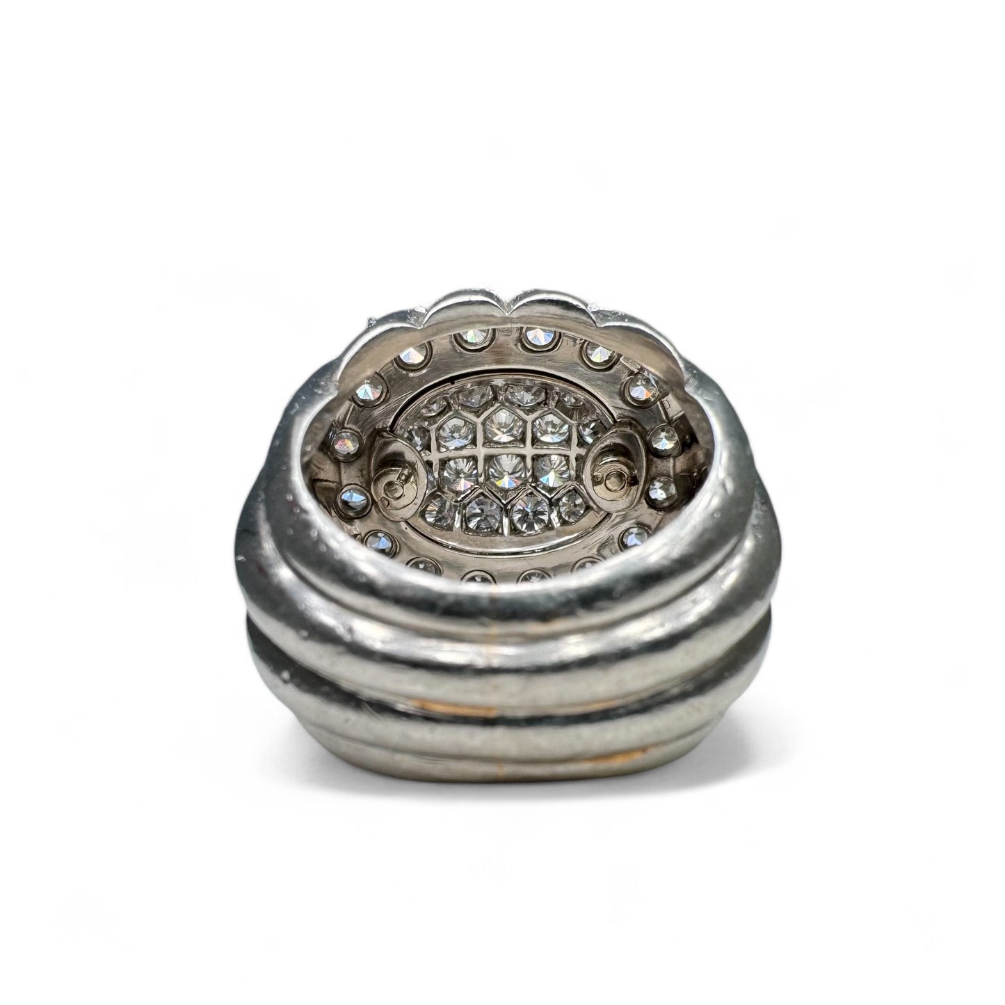 Bague Tartelette en platine pavée de diamants.