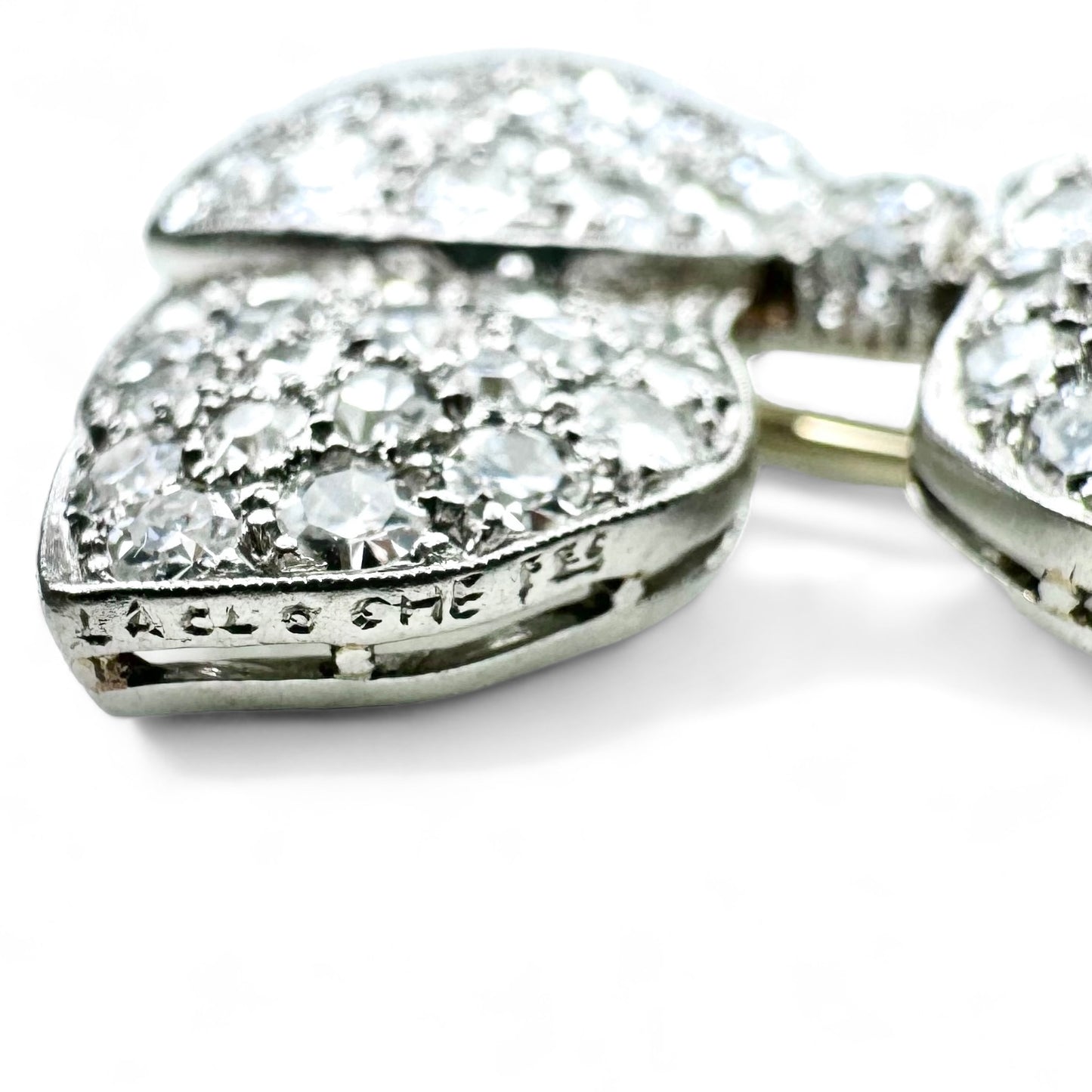 LACLOCHE FRÈRES Broche noeud en platine pavée de diamants.