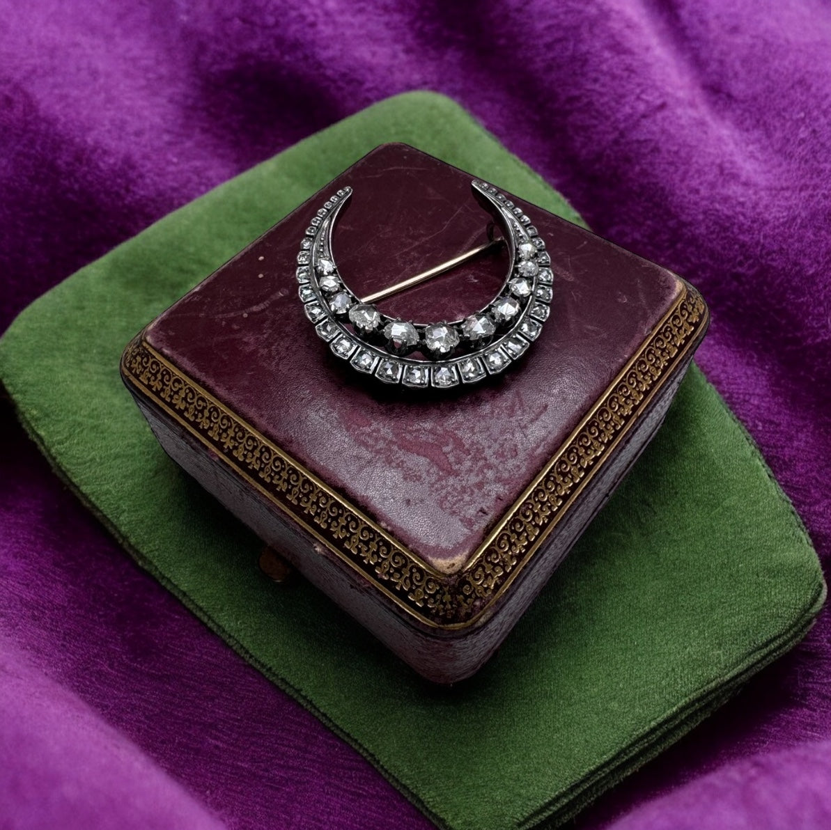 Broche « Croissant » en or et argent sertie de diamants.