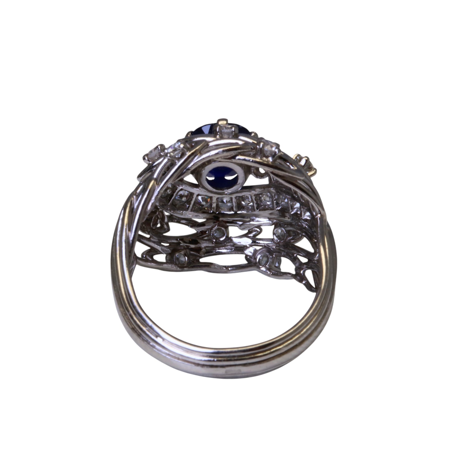 Bague dôme ornée d’un saphir bleu naturel et de diamants.