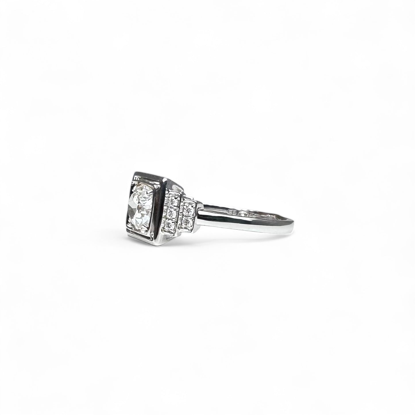 Bague solitaire de style Art-Déco en or gris serti de diamants.