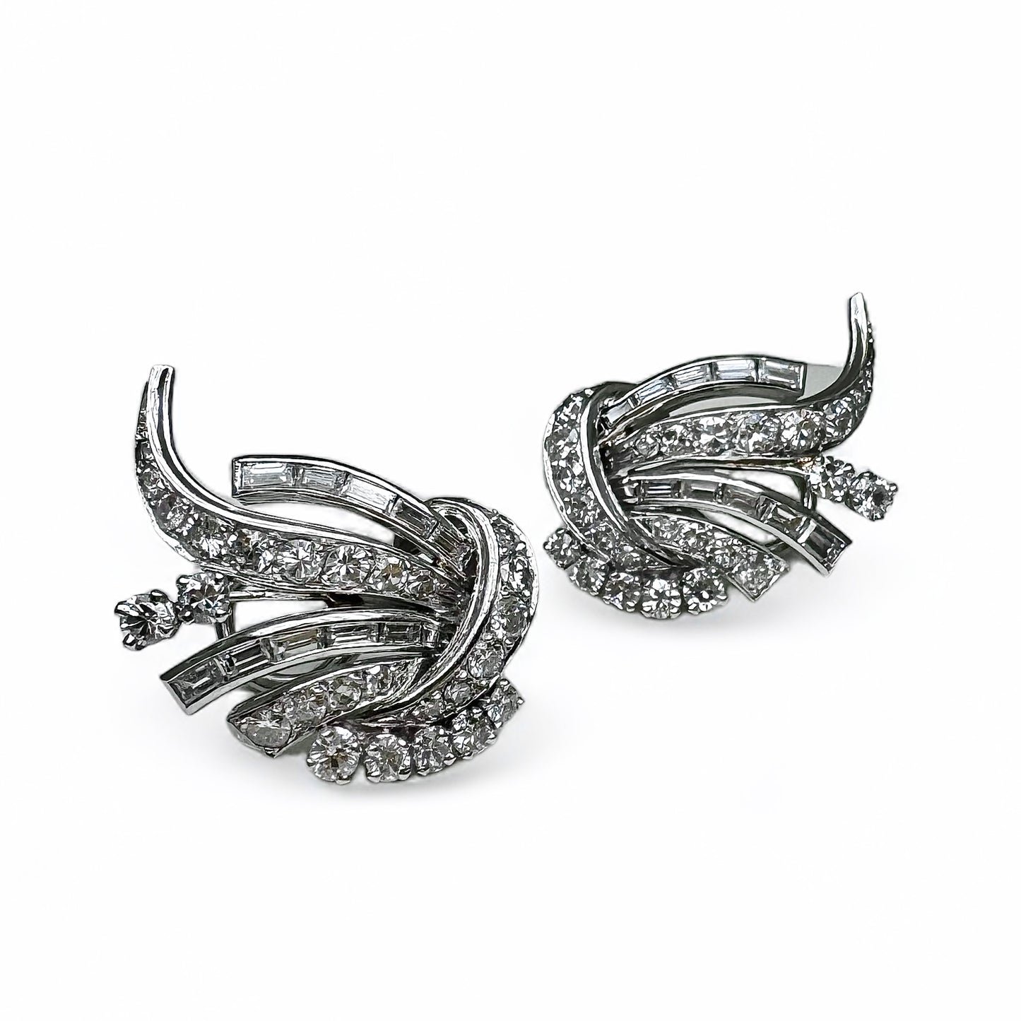 Boucles d’oreilles en or et platine sertie de diamants.