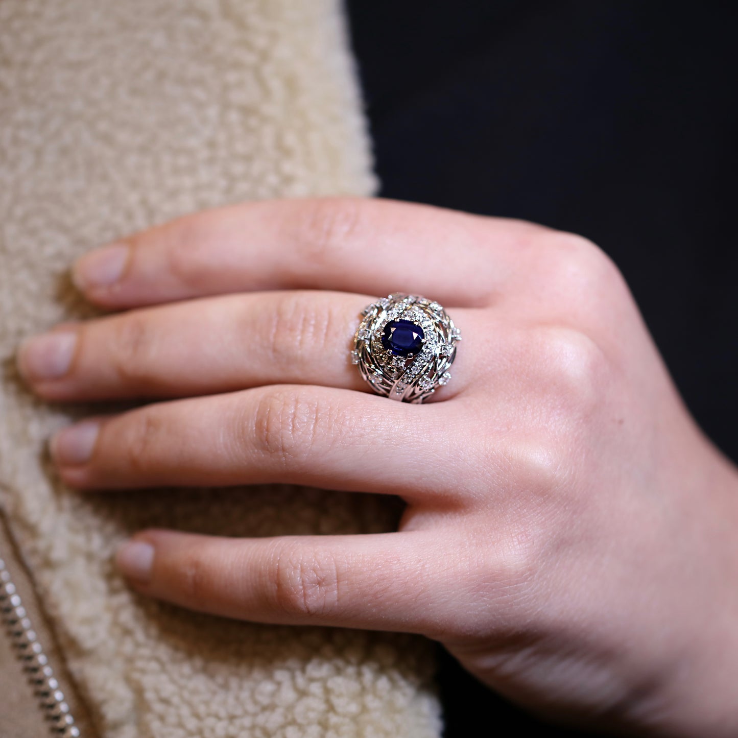 Bague dôme ornée d’un saphir bleu naturel et de diamants.