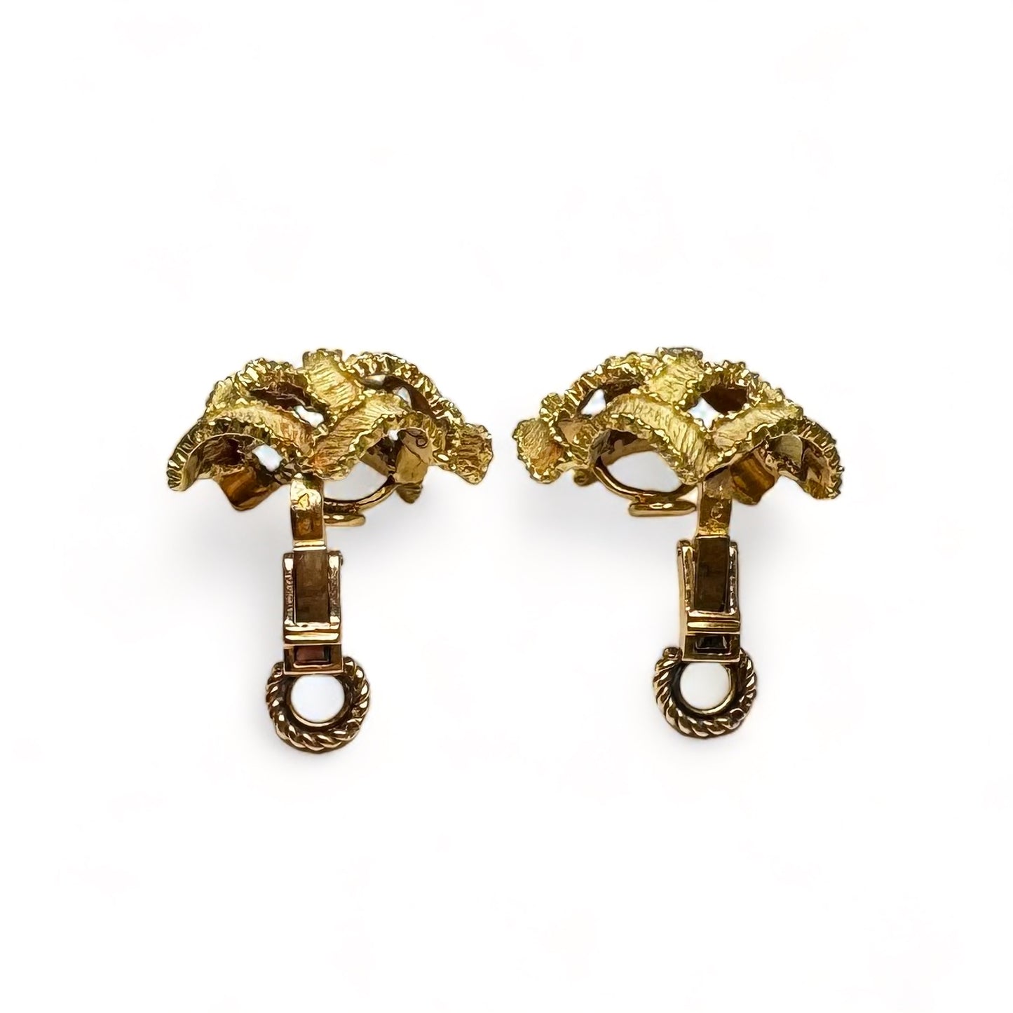 Boucles d’oreille vintage en or jaune texturé sertie de diamants.